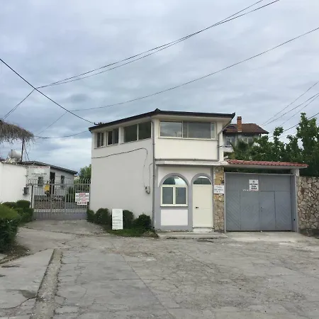 Konukevi Dede Nikolla