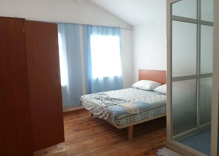 Guest house Dede Nikolla 2*